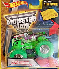 Hot Wheels 2016 Monster Jam w/ Stunt Ramp #71 GRAVE DIGGER Color Tread