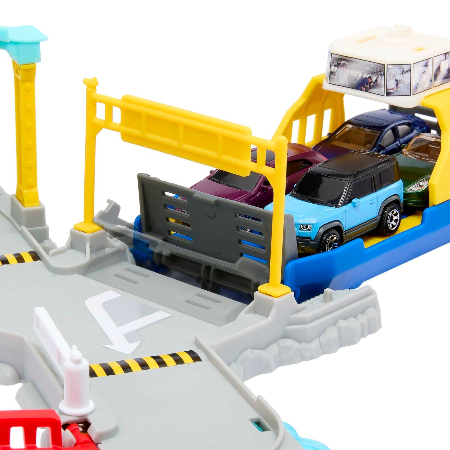 Matchbox HMH29 Ferry Port Set with Detachable Wheeled Ferry, Elements to Activate Manually or with The Help of The Land Rover Car, Children's Toy, from 3 Years Old,